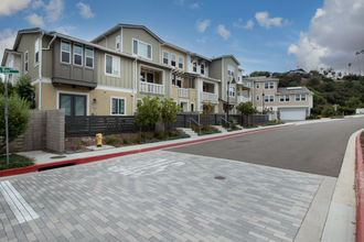 1121 Makena Wy. in Oceanside, CA - Foto de edificio - Building Photo