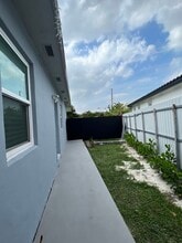 7615 SW 18th St, Unit Económico 2 cuartos 1 ban in Miami, FL - Building Photo - Building Photo
