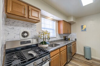 Cloverleaf Gardens in Woodbridge, NJ - Building Photo - Interior Photo