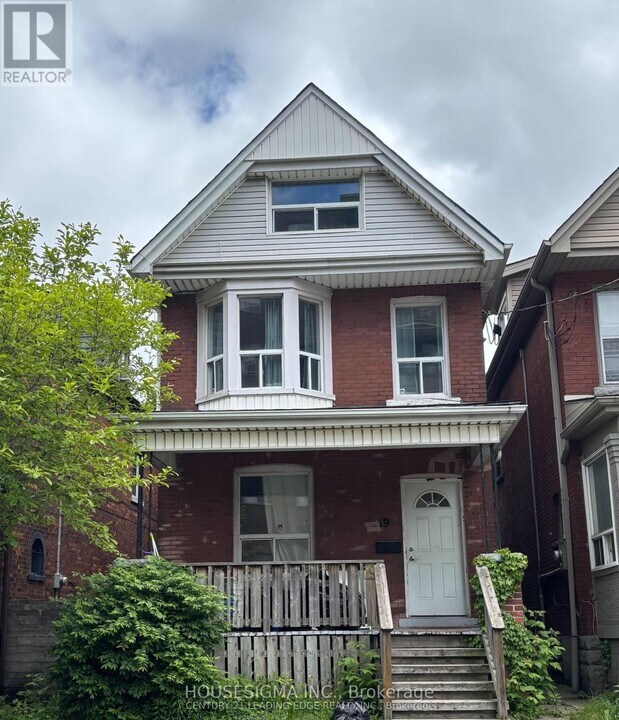 19 Erie Ave in Hamilton, ON - Building Photo