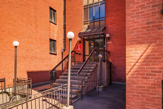 4455 Saint-Urbain Rue in Montréal, QC - Building Photo - Building Photo