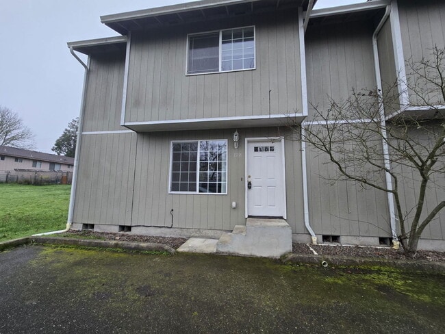 1918 SE Douglas Ave in Roseburg, OR - Building Photo - Building Photo