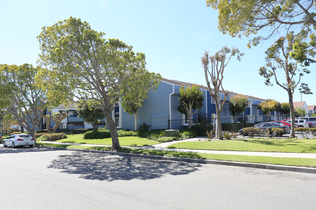 Villa Marina Apartments in Oxnard, CA - Building Photo