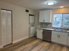 3802 N Lake Dr, Unit Unit 20 in Tampa, FL - Building Photo - Building Photo