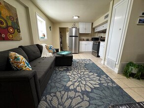 319 S Olive St in San Antonio, TX - Building Photo - Building Photo