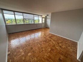 1061 Queen's Blvd in Kitchener, ON - Building Photo