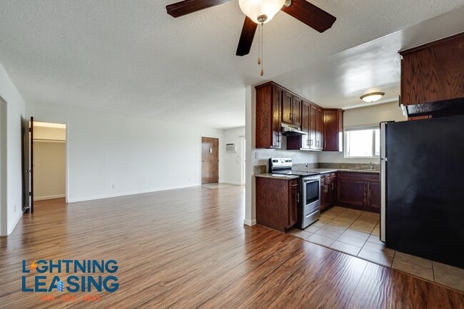 17346 Burbank Blvd in Los Angeles, CA - Building Photo - Building Photo