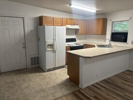 1166 SE Hamilton Rd in Mountain Home, ID - Building Photo