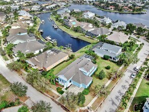 613 Manns Harbor Dr in Apollo Beach, FL - Building Photo - Building Photo