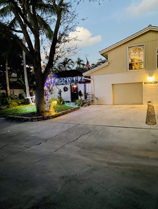 12533 Woodmill Dr in Palm Beach Gardens, FL - Foto de edificio