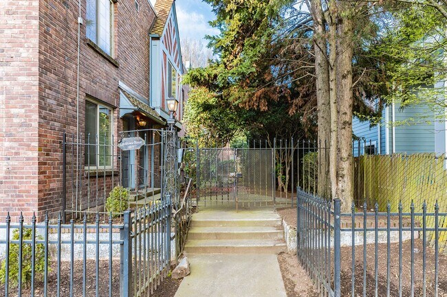 Lansdowne Manor in Seattle, WA - Building Photo - Building Photo