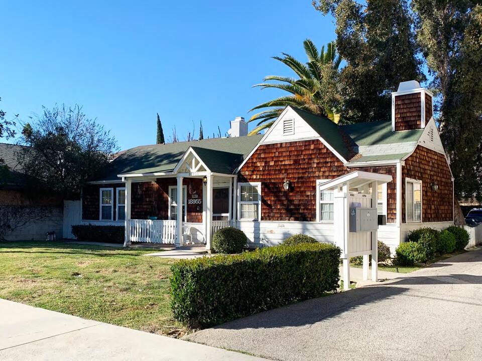 18953 Gault St in Reseda, CA - Building Photo