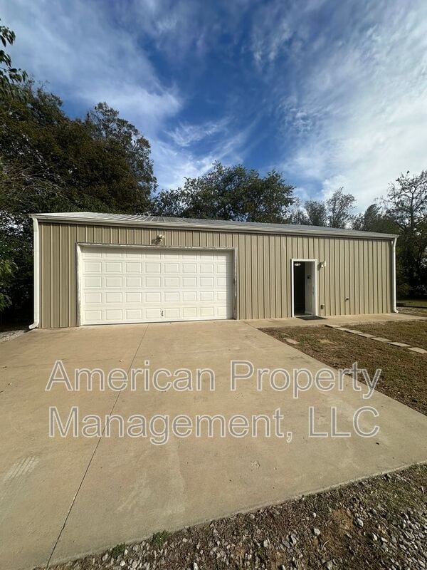 property at 611 S 51st W Ave