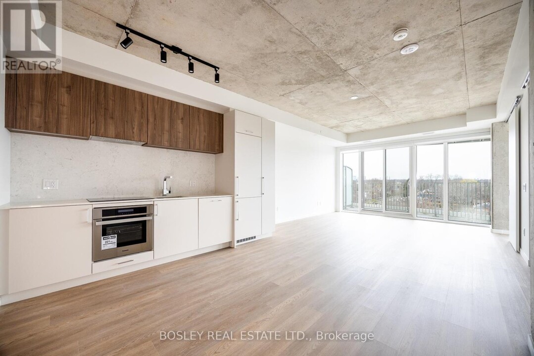 689-689 The Queensway in Toronto, ON - Building Photo
