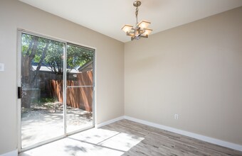 6034 Gaelic in San Antonio, TX - Foto de edificio - Building Photo