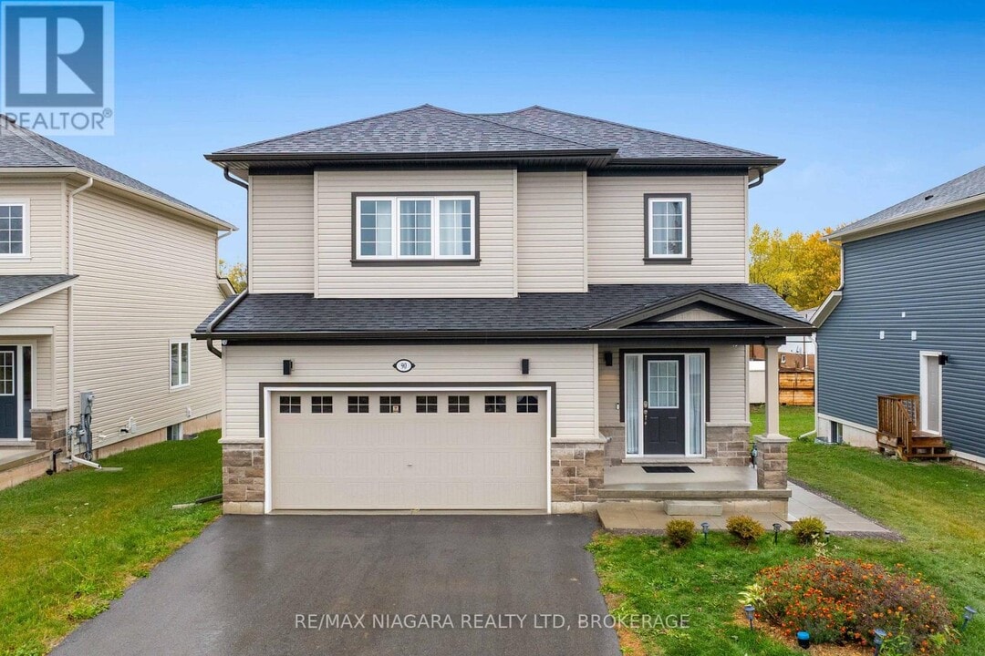 90 Hillcrest Rd in Port Colborne, ON - Building Photo