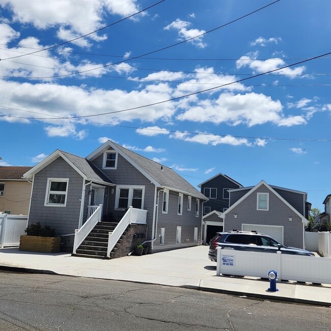property at 226 E Pine St