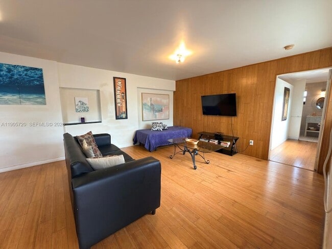 11460 NW 37th St in Sunrise, FL - Building Photo - Building Photo