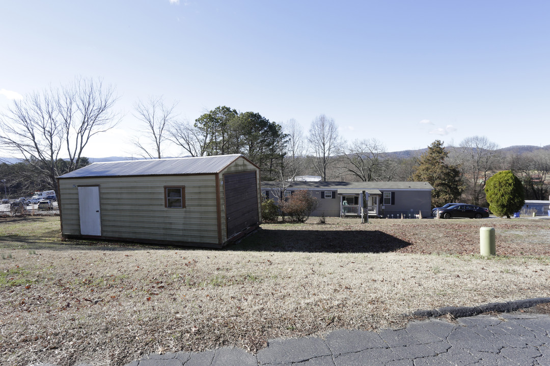 707 Duncan Hill Rd in Hendersonville, NC - Building Photo