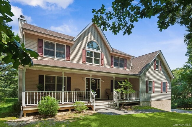 19 Petrel Ln in Hampton Bays, NY - Building Photo - Building Photo