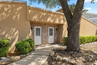 525 W Hutchison St in San Marcos, TX - Building Photo - Building Photo