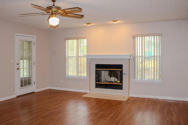 305 Ashley Dr in Crestview, FL - Building Photo - Building Photo