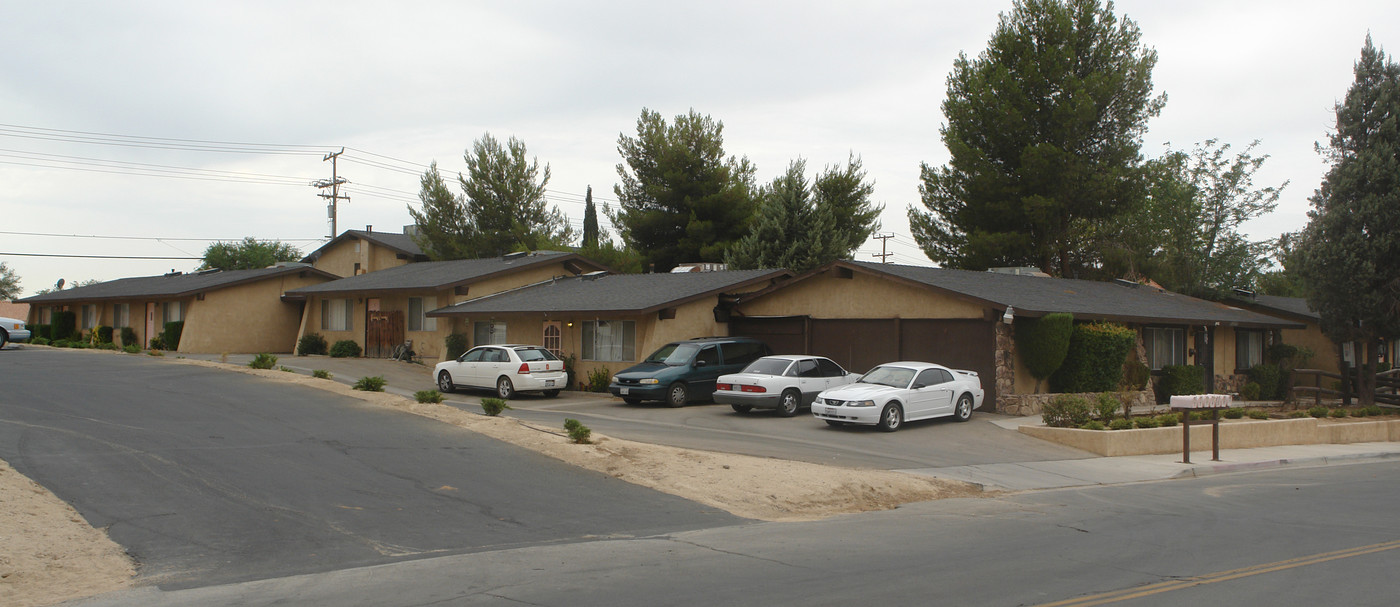 19255 Outer Hwy 18 in Apple Valley, CA - Building Photo