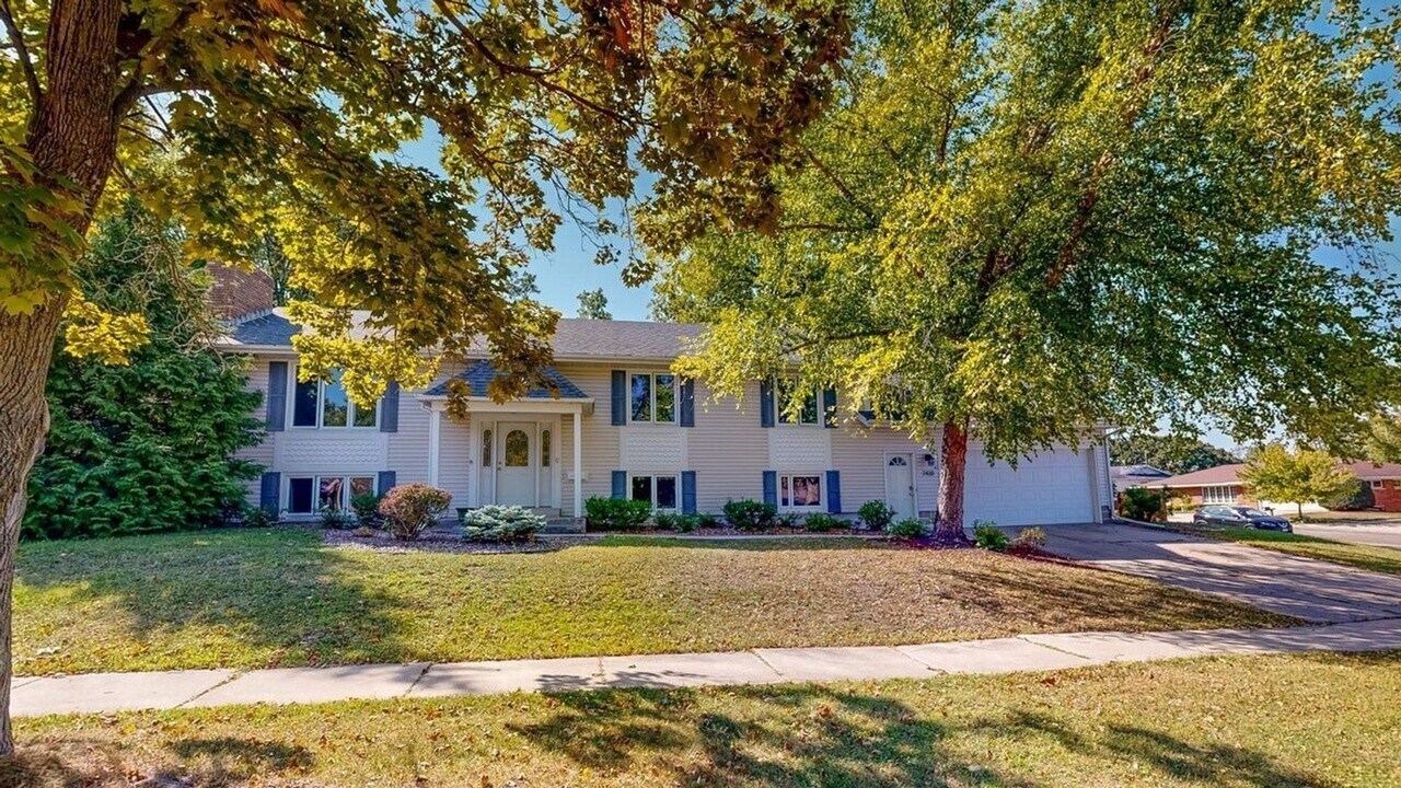 2418 Northern Hills Ct NE in Rochester, MN - Building Photo