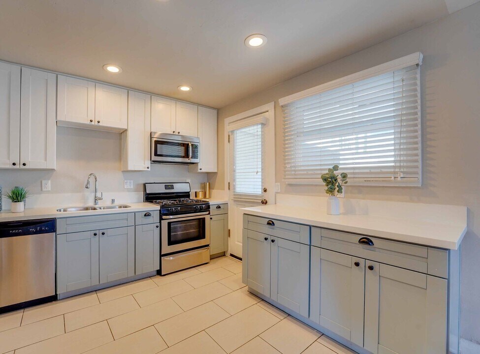 2119-2123 Albatross St in San Diego, CA - Building Photo