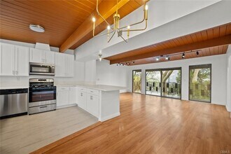 2159 La Canada Crest Dr in La Cañada Flintridge, CA - Building Photo - Building Photo