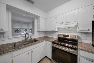 4 Vista Square NW in Atlanta, GA - Building Photo