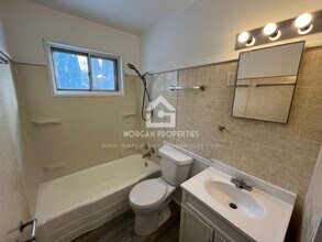 2002 Kerrwood Dr in Anderson, IN - Foto de edificio - Building Photo