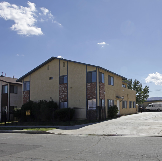 38715-38721 Larkin Ave in Palmdale, CA - Building Photo - Building Photo