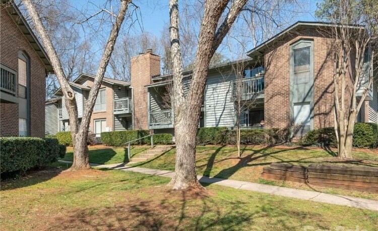 5012 Sardis Rd in Charlotte, NC - Building Photo