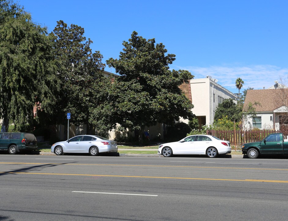 12015 Burbank Blvd in North Hollywood, CA - Building Photo