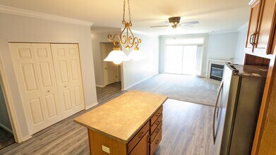 8118 Honeysuckle Ct, Unit 2 Bed / 2 Bath- 1st Floor in Fox Lake, IL - Building Photo - Building Photo