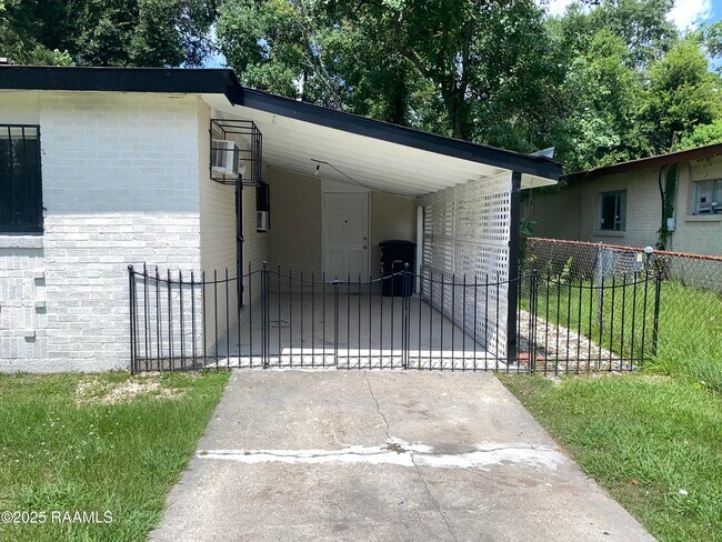 12355 Palmyra Dr in Baton Rouge, LA - Building Photo - Building Photo