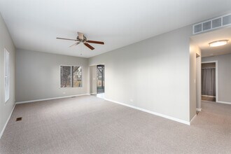 1672 Fredericksburg Ln in Aurora, IL - Building Photo - Building Photo