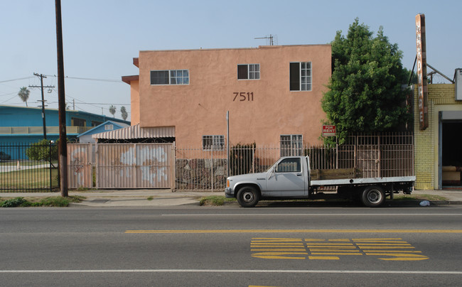 7511 S Main St in Los Angeles, CA - Foto de edificio - Building Photo