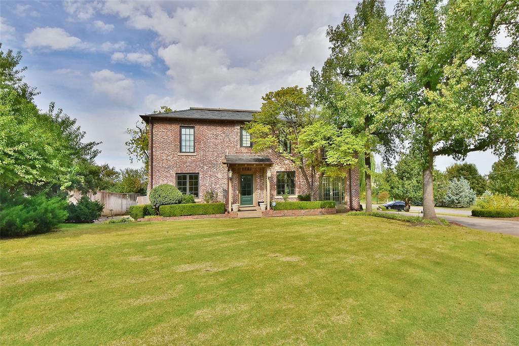 1501 Camden Way in Nichols Hills, OK - Building Photo