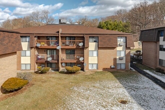 Crown Village in Meriden, CT - Foto de edificio - Building Photo