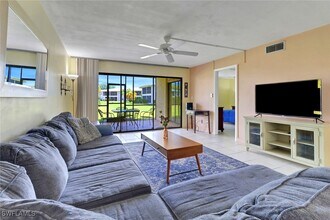 131 Cypress Way E in Naples, FL - Building Photo - Building Photo