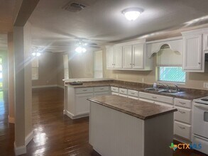 615 S Laurel Ave in Luling, TX - Foto de edificio - Building Photo