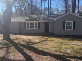 2121 Oakhurst Dr in Jackson, MS - Building Photo