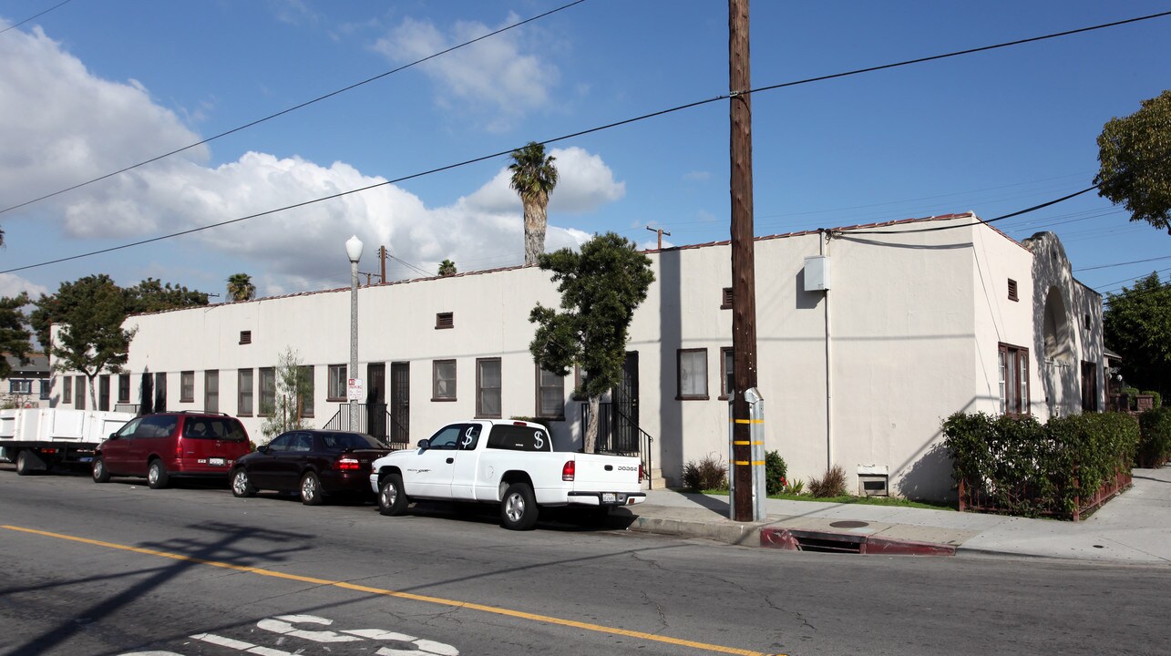 551 W 10th in Long Beach, CA - Building Photo