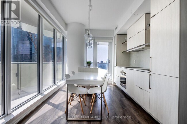 197 Yonge St in Toronto, ON - Building Photo - Building Photo