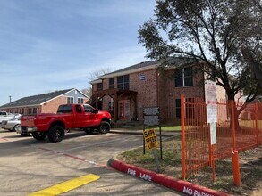 Medlin Square in Arlington, TX - Building Photo - Building Photo