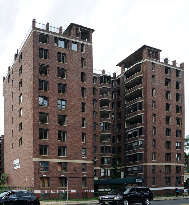 Genesis Towers in Newark, NJ - Foto de edificio