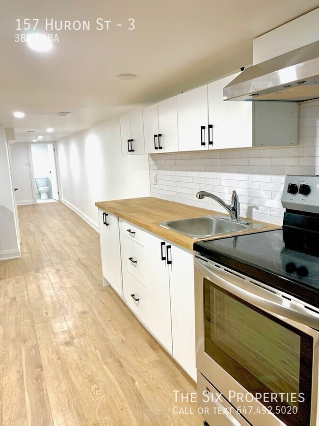 157 Huron St in Toronto, ON - Building Photo - Building Photo