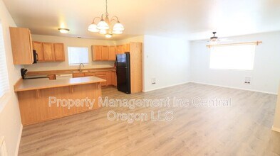2010 NE Full Moon Dr in Bend, OR - Building Photo - Building Photo